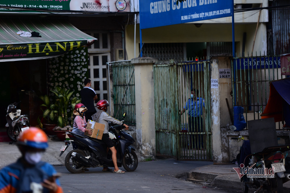 Người dân trong chung cư cũng được người thân mang đồ ăn đến tiếp tế