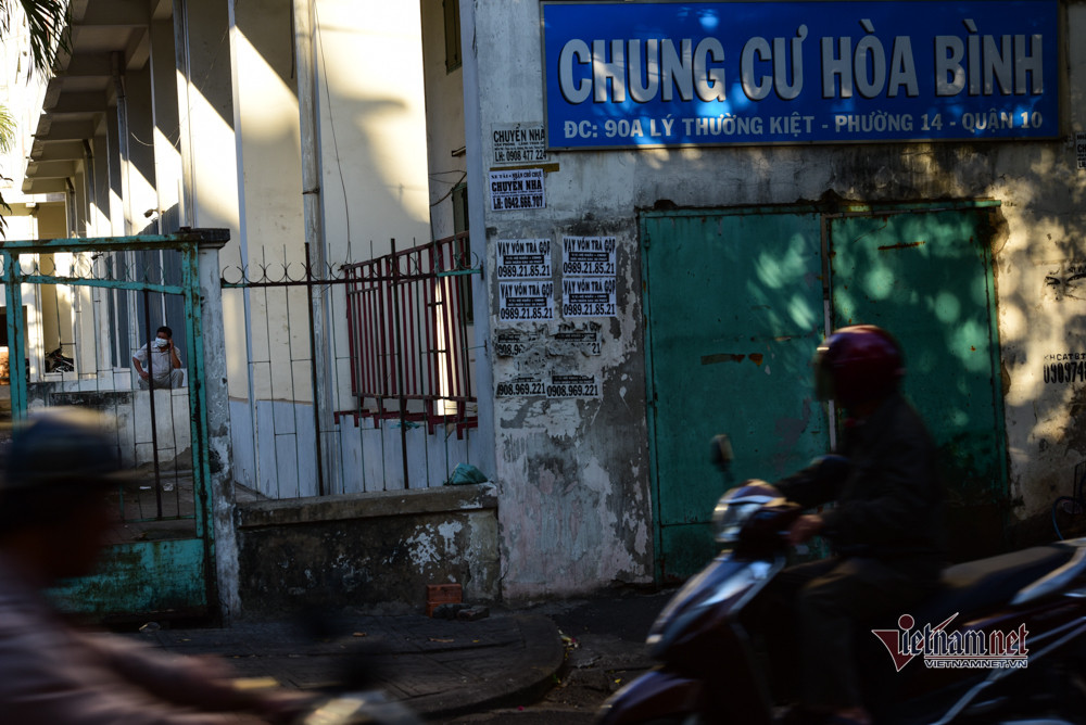 Người dân được khuyến khích đeo khẩu trang thường xuyên, vệ sinh khử khuẩn căn hộ, tự theo dõi sức khỏe, báo cáo với cơ sở y tế địa phương khi có dấu hiệu của bệnh viêm đường hô hấp (sốt, ho, khó thở)