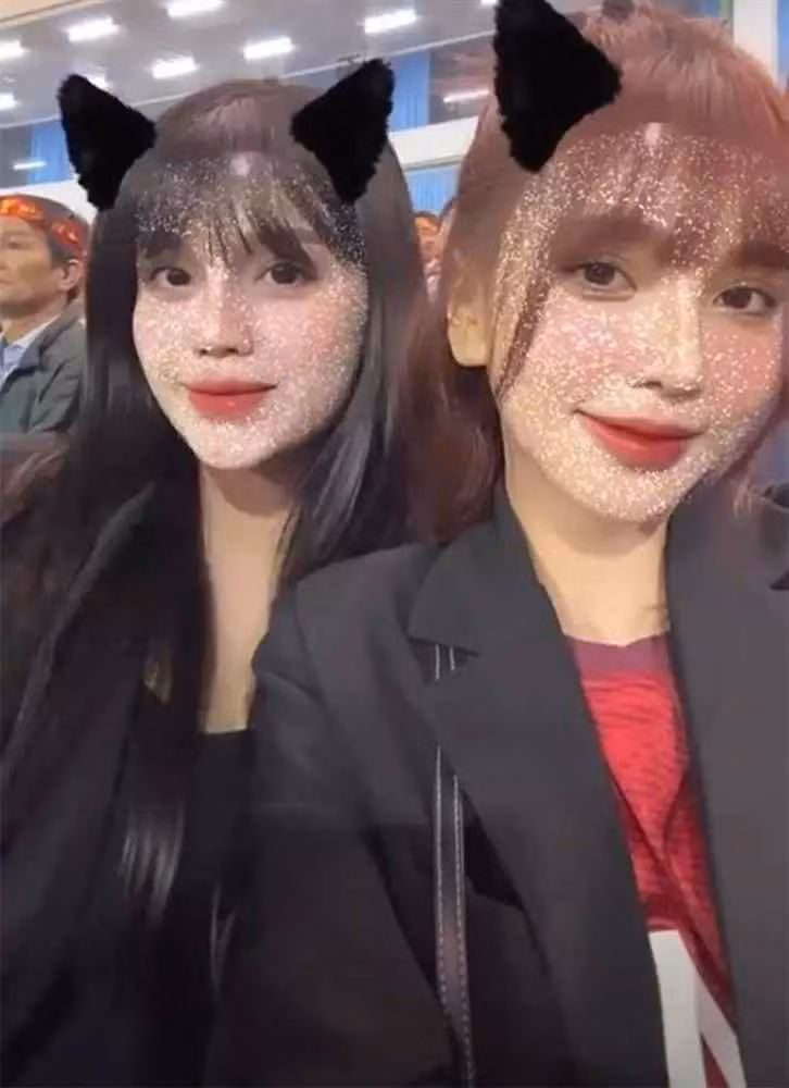 Bạn gái Hoàng Đức dí dỏm “kể công” rằng, khi “anh mình” bảo thèm bánh tráng Sài Gòn, cô đã lặn lội xách tay ra cho anh 2 phần bánh tráng.