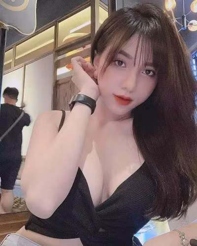 Người đẹp sinh năm 1997 thường xuyên xuất hiện trên khán đài để cổ vũ cho “nửa kia”. Thậm chí cô từng “gây bão” mạng xã hội Thái Lan khi có mặt trên sân vận động của nước bạn.