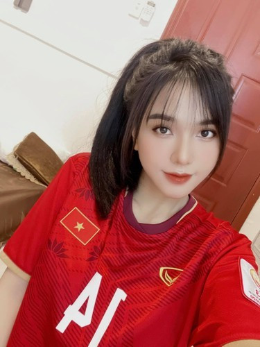 Bạn gái “Quả bóng vàng 2021” được khen ngợi bởi gương mặt xinh xắn cùng body ba vòng chuẩn chỉnh. Hiện tại, người đẹp gốc Đồng Nai đang làm công việc liên quan tới lĩnh vực làm đẹp.