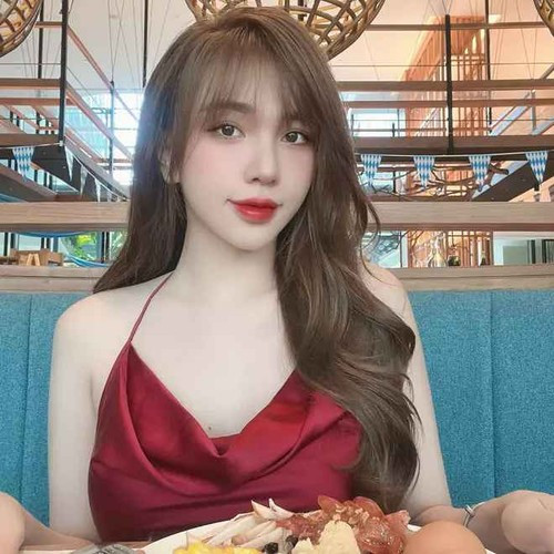 Người đẹp gốc Đồng Nai theo đuổi phong cách thời trang gợi cảm, khoe đường cong nữ tính.