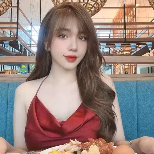 Người đẹp gốc Đồng Nai theo đuổi phong cách thời trang gợi cảm, khoe đường cong nữ tính.