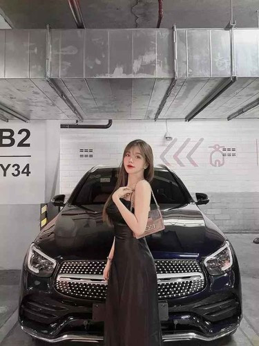 Hoàng Đức và Gia Hân yêu nhau đã nhiều năm nhưng đến tận tháng 4/2020, nhân dịp sinh nhật người yêu, tiền vệ đội tuyển Việt Nam mới chính thức công khai bạn gái.