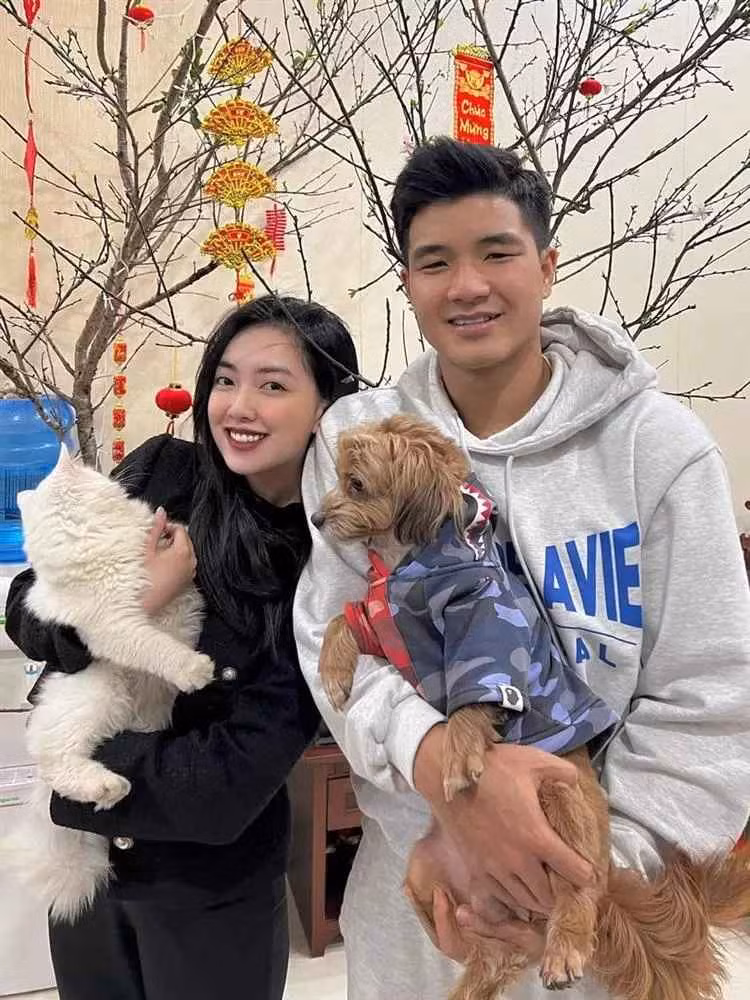 Trong một số bức hình do bạn bè cầu thủ Hà Đức Chinh đăng tải, rạp cưới rộng rãi, lấy tông trắng làm chủ đạo, xung quanh được phủ rất nhiều hoa tươi.