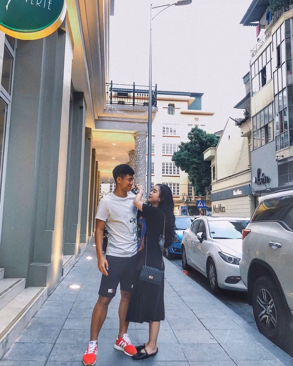 Khi ấy, Mai Hà Trang cũng có vài lần khoe ảnh chung chụp với Đức Chinh nhưng vẫn úp mở, khéo giấu mặt "nửa kia" bằng cách chụp từ phía sau.