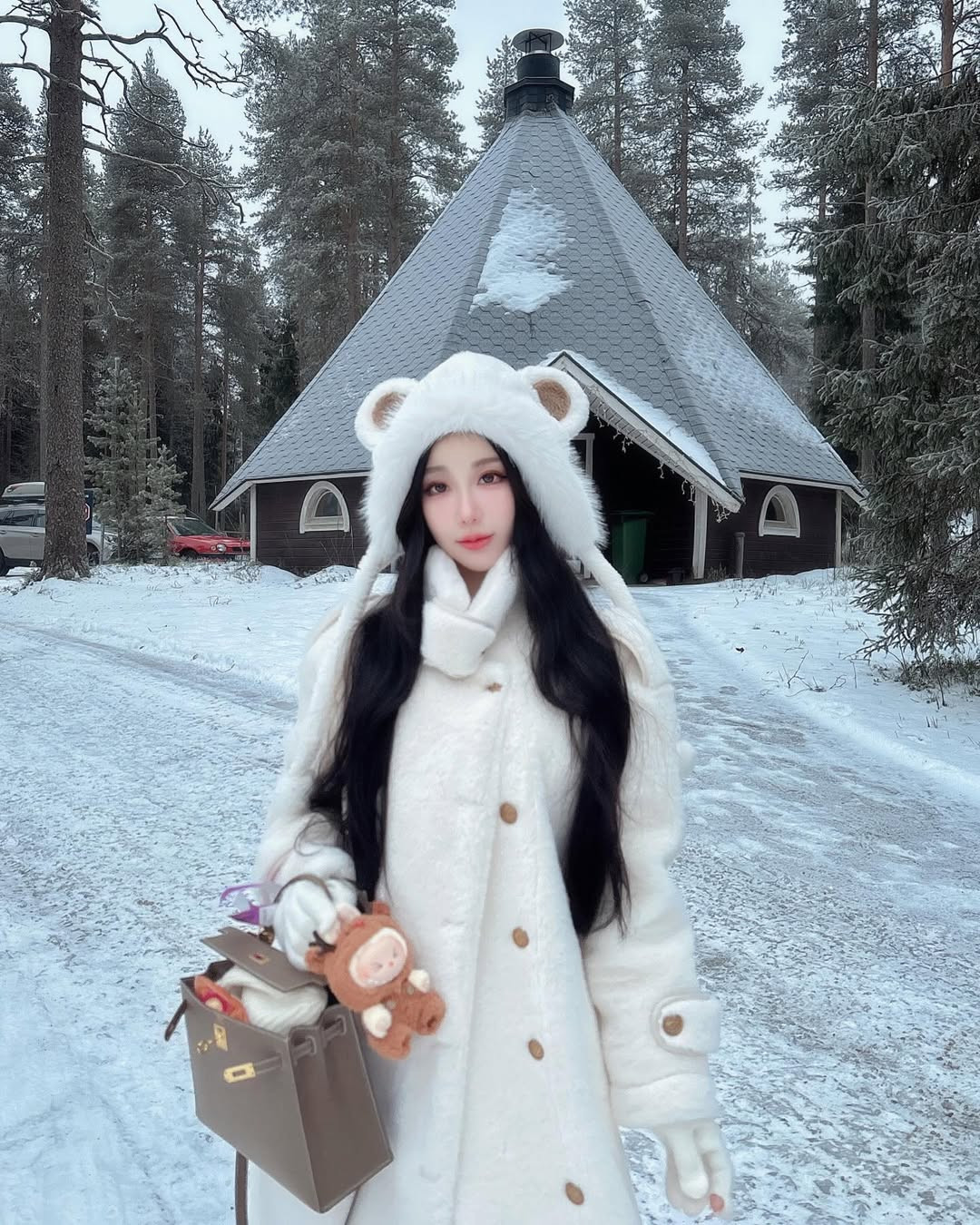 Gần đây, Miyo đã có chuyến đi đến Phần Lan, nơi cô ngắm cực quang và chụp ảnh giữa khung cảnh tuyết trắng tuyệt đẹp.