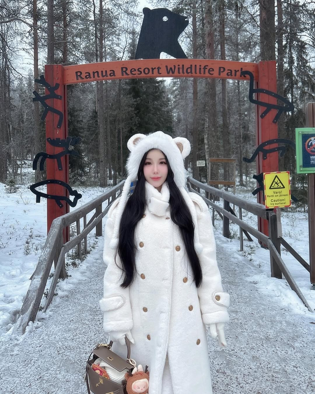 Trong từng bức hình, cô nàng khoe khéo những đường cong mềm mại và vóc dáng thanh thoát, nổi bật giữa nền tuyết lung linh.