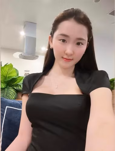 Để duy trì sắc vóc thu hút, Phan Cẩm Nhi chọn tập yoga. Vốn có thân hình cân đối nên việc tập luyện của cô có mục đích giúp cơ thể săn chắc hơn, duy trì vóc dáng chuẩn đẹp đồng hồ cát.