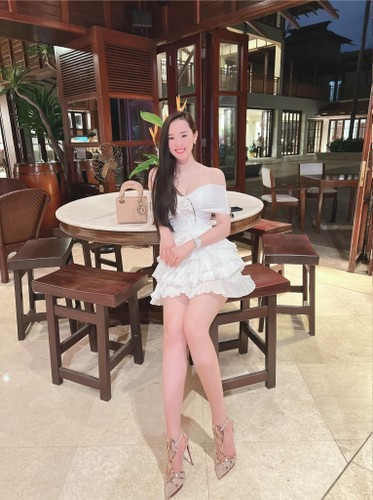 Nói về điều này, Cẩm Nhi chia sẻ: "Chị Lưu Diệc Phi rất đẹp. Nhi được khen giống chị thì Nhi nghĩ mình cũng được công nhận là đẹp rồi. Nếu trở thành thần tiên tỷ tỷ bản Việt thì đó quả là một điều vinh hạnh với Nhi."