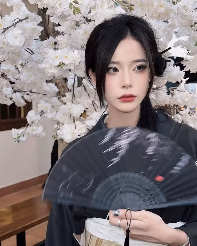 MisThy và Bank quen nhau qua một bài viết thả thính trên mạng xã hội. Từ những bình luận đùa vui, họ bắt đầu trò chuyện nhiều hơn rồi hẹn gặp trực tiếp.