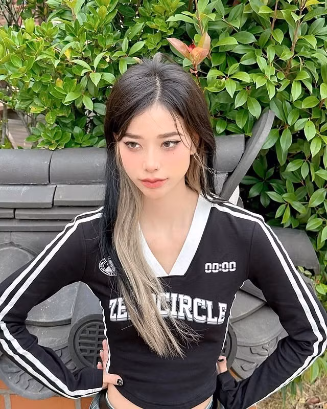 Thậm chí, cả hai từng nắm tay nhau livestream game, trò chuyện hài hước khiến fan thích thú. Độ ăn ý của cặp đôi đặc biệt thu hút sự chú ý trên mạng xã hội.