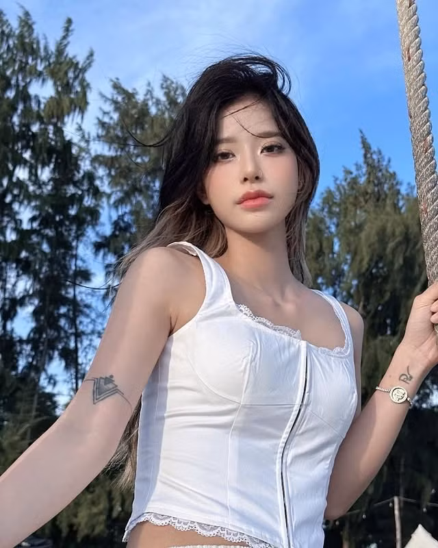 Bank (tên thật: Hoàng Diệp Anh) không chỉ là người yêu, mà còn là tri kỷ luôn đồng hành cùng MisThy trong công việc lẫn cuộc sống.