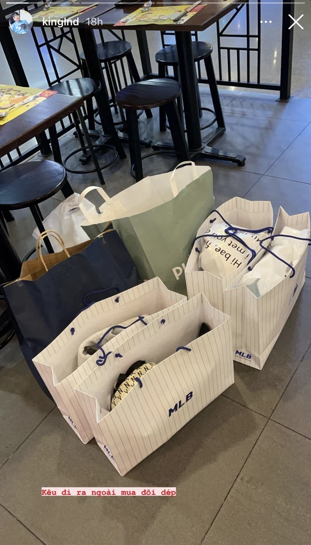 Mới đây, nữ streamer Linh Ngọc Đàm tiếp tục thể hiện đẳng cấp người chơi hệ nhiều tiền của mình với màn mua sắm đi vào lòng người. Trên story Instagram, cô nàng có khoe bức ảnh chụp một đống đồ mình vừa mua.