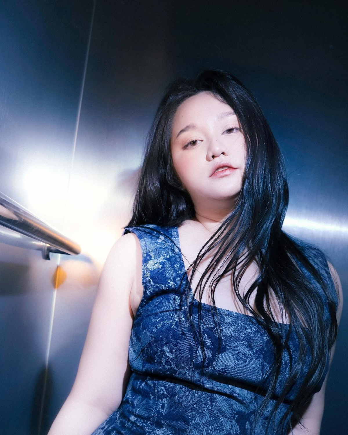 Trong hình, Trúc Anh mặc váy 2 dây, dáng ôm sát gợi cảm. Gần đây, khi loạt ảnh nữ diễn viên ở thẩm mỹ viện lan truyền, tin tức nữ diễn viên phẫu thuật thẩm mỹ rộ lên.