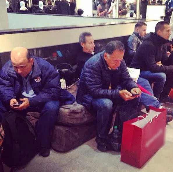 Mọi người dường như đã quen thuộc với hình ảnh những người đàn ông tháp tùng vợ/người yêu đi shopping. Nhưng trong số họ 10 người thì có đến 9 người than ngắn thở dài, ngán ngẩm với cảnh chờ đợi.