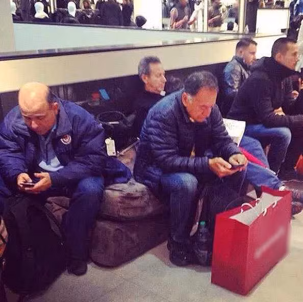 Mọi người dường như đã quen thuộc với hình ảnh những người đàn ông tháp tùng vợ/người yêu đi shopping. Nhưng trong số họ 10 người thì có đến 9 người than ngắn thở dài, ngán ngẩm với cảnh chờ đợi.