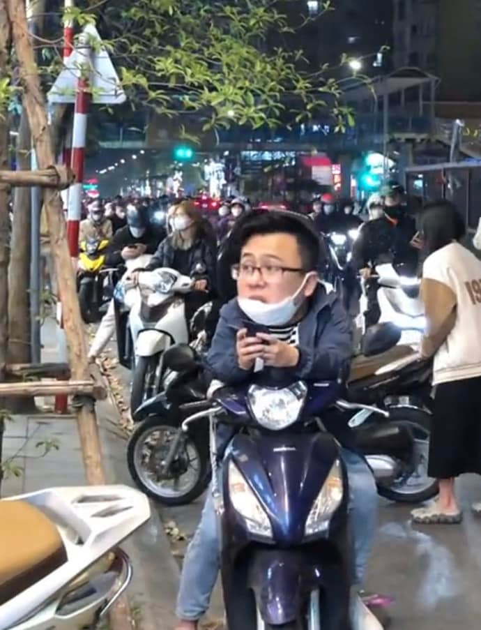 Mới đây, cộng đồng mạng nhiệt tình truyền tay nhau những bức ảnh về cánh mày râu dịp cận Tết. Loạt ảnh đã ghi lại hình ảnh hàng dài các chàng trai đang chờ người yêu đi mua sắm.