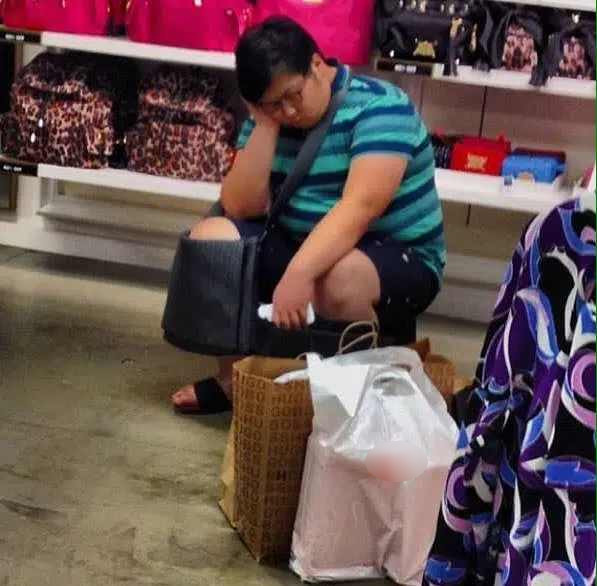 Giá như các cửa hàng có khu vui chơi giải trí cho cánh mày râu khi phải chờ người yêu đi mua sắm.