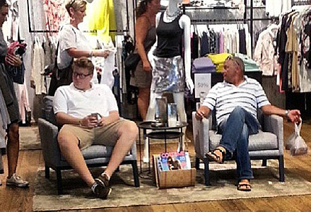 Có lẽ không người đàn ông nào muốn cấm vợ mình đi mua sắm nhưng shopping quá lâu sẽ khiến cánh mày râu dễ rơi vào trạng thái chán nản, mệt mỏi.