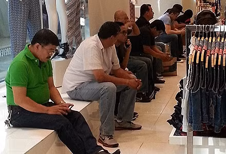 Có người đi cùng người yêu với đúng nghĩa làm 1 chân “phu khuân vác” đồ. Thậm chí có người còn tranh thủ ngủ được một giấc ngon lành trong lúc chờ người dấu yêu lựa đồ.