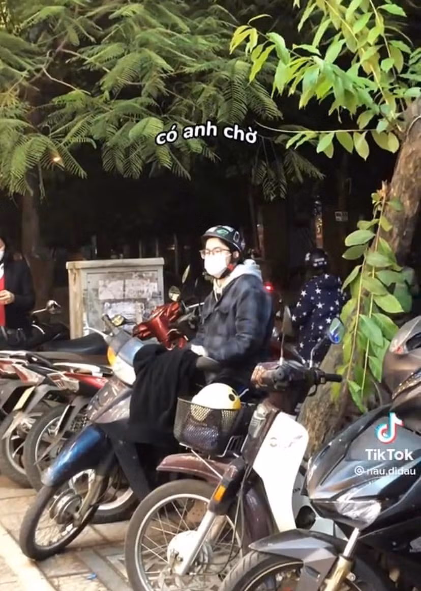 Ước gì có mấy quán nhậu hay mấy quán trà đá bên cạnh các cửa hàng quần áo để hội anh em đỡ phải ngồi trên yên xe đau mông.