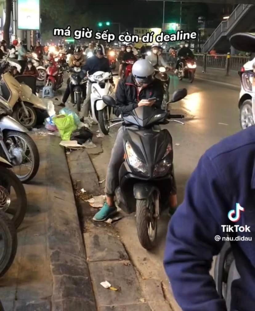 Câu chuyện tháp tùng người yêu đi mua sắm không mới nhưng mỗi khi xuất hiện nó đều khiến nhiều người để lại bình luận vô cùng hài hước.