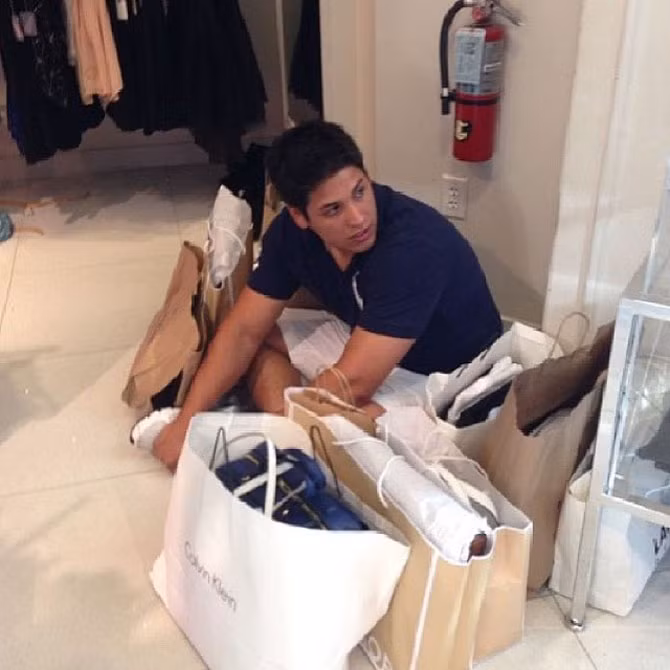 Mê shopping không hề xấu nhưng với những người đàn ông, chờ thử đồ, lựa mãi không được một kiểu dáng, rồi đắn đo từng chi tiết khiến họ có vẻ dễ mất kiên nhẫn.