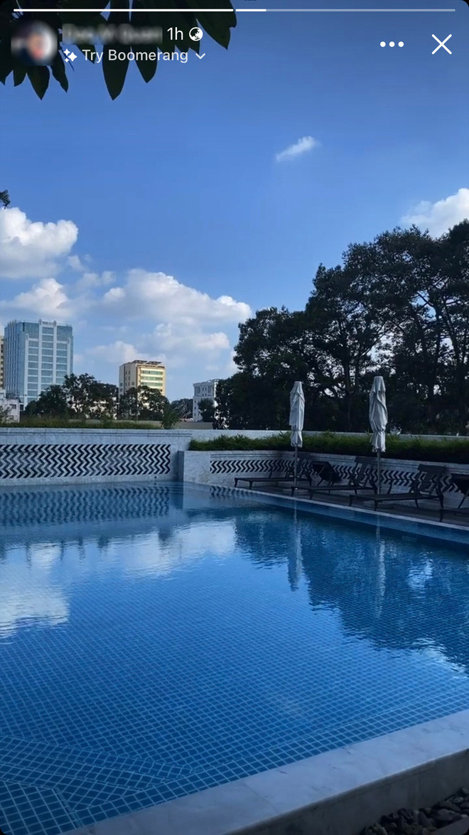 Cụ thể thì trên trang cá nhân của mình, Phí Phương Anh và M.Q đều vừa đăng tải story mới. Và như thường lệ, cả hai chiếc story đều được chụp tại một địa điểm bể bơi giống y hệt nhau không khác chi tiết nào.