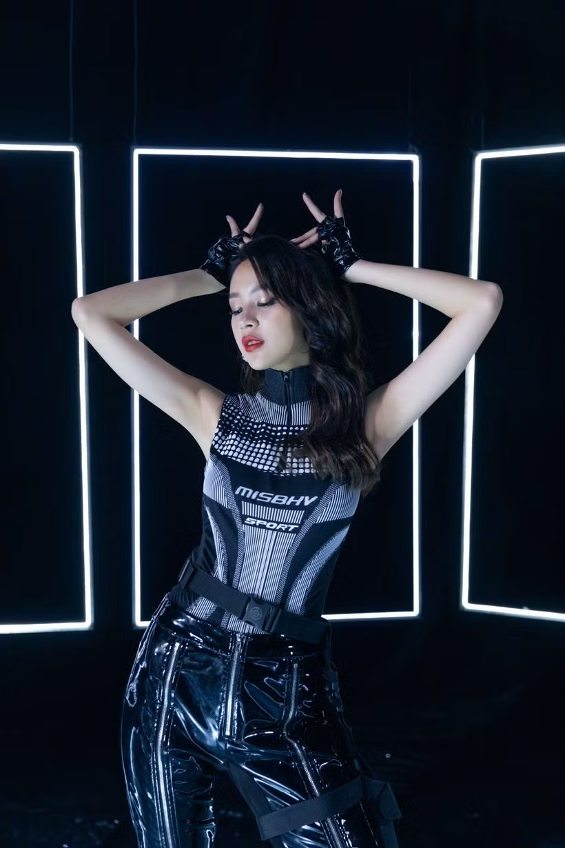 Ngoài ra, Phí Phương Anh và bạn trai thiếu gia cũng cùng khoe thùng rau củ quả được người thân gửi cho trong mùa dịch.