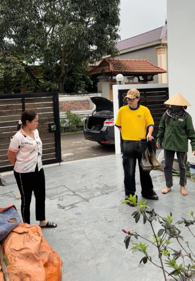 Ngay khi phát hiện sự việc, Phạm Thoại tỏ thái độ bất lực giữa đường, khóc không thành tiếng. Hình ảnh gương mặt cạn lời của Tiktoker này khiến khán giả dở khóc dở cười.