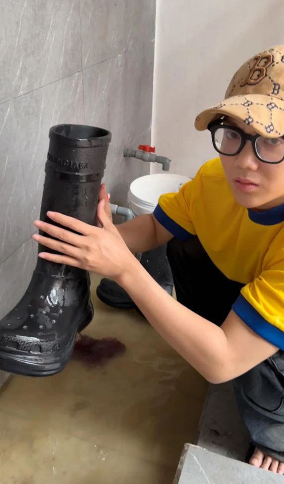Sau khi nhận lại đôi giày đầy bùn đất, Phạm Thoại đã "gạt nước mắt" mang đi chùi rửa dưới vòi nước, gương mặt vẫn chưa hết bần thần làm bao người cười xỉu.