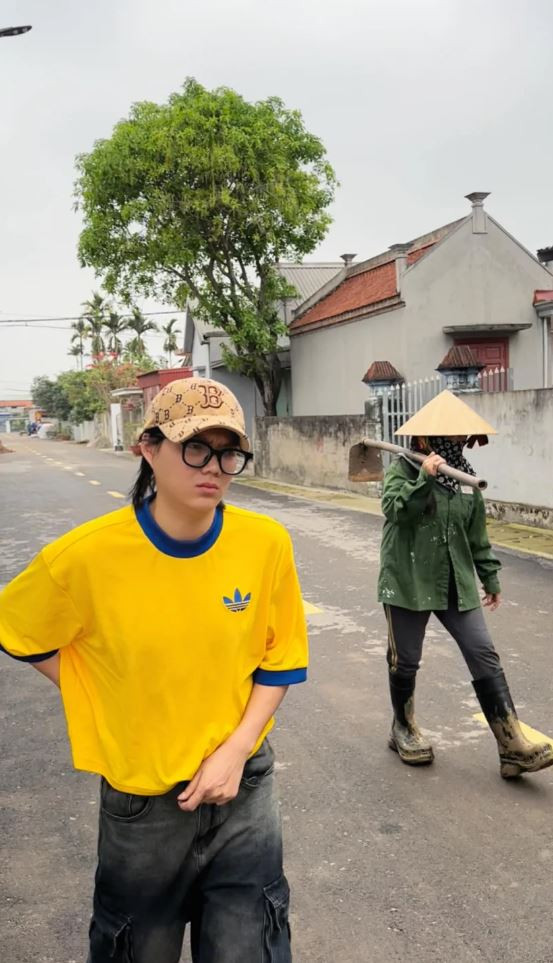 Theo đó, Phạm Thoại cho biết đó là đôi boot thương hiệu Balenciaga có giá gần 40 triệu đồng. Tuy nhiên, món đồ hàng hiệu đắt đỏ này lại bị mẹ xem như đôi ủng đi ruộng.