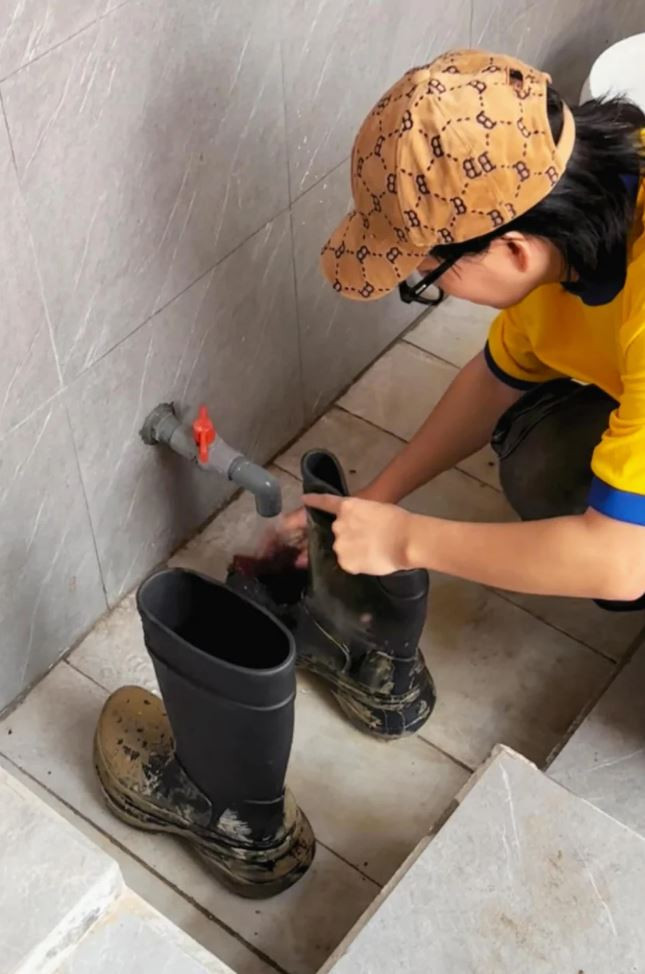 Phần lớn cư dân mạng đều thừa nhận đôi boot của Phạm Thoại có vẻ ngoài chẳng khác nào đôi ủng lội nước. Đây có lẽ là lý do mà mẹ của hiện tượng mạng này nhầm lẫn và đã sử dụng nó với mục đích không thể thiết thực hơn.