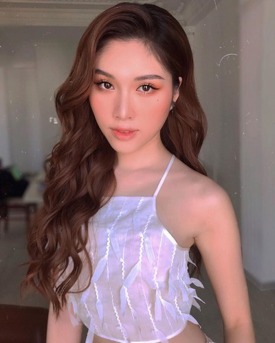 Ngoài được biết đến nhờ màn dẫn song ngữ 3000 chữ và 75 tên riêng không cần nhìn kịch bản, MC Thanh Thanh Huyền còn nổi tiếng vì nhan sắc xinh đẹp cùng body nóng bỏng.