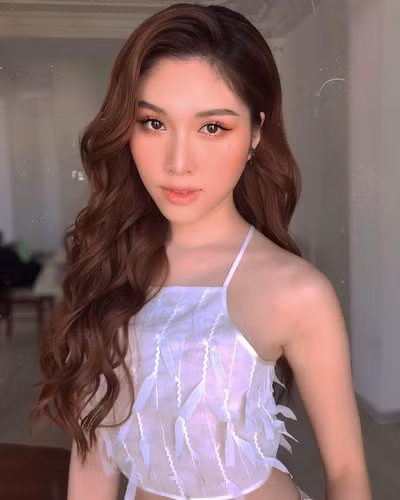 Ngoài được biết đến nhờ màn dẫn song ngữ 3000 chữ và 75 tên riêng không cần nhìn kịch bản, MC Thanh Thanh Huyền còn nổi tiếng vì nhan sắc xinh đẹp cùng body nóng bỏng.