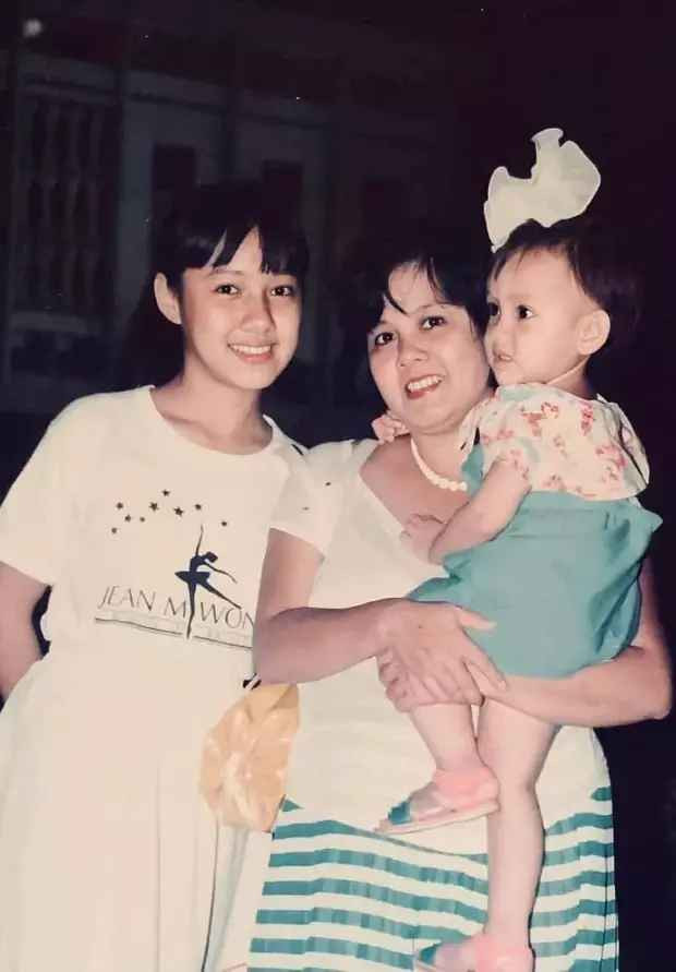 Trên trang cá nhân, nhiều lần Hoài Anh viết về bố mẹ, ông bà nội và ngoại. Cô cho biết, mẹ là giảng viên đại học còn bố làm cán bộ khoa học công nghệ thông tin. Trước đó, cả 2 đều là cán bộ được sang Liên Xô để học tập, đào tạo.