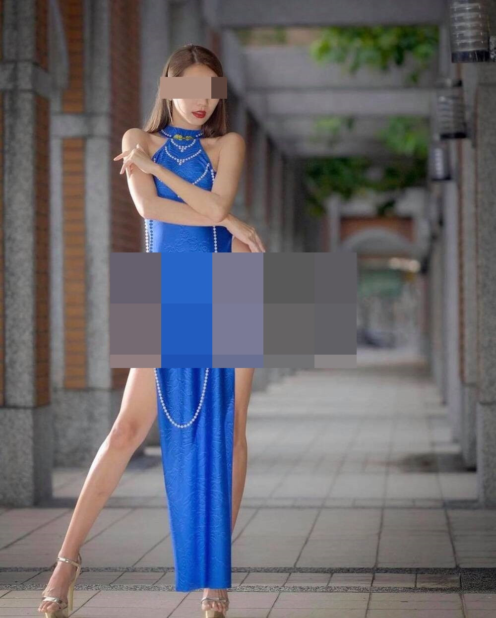 Cụ thể, nữ người mẫu Đài Loan mặc áo dài cách tân cổ yếm nhưng không mặc quần. Không những thế, cô nàng còn cố tình tạo dáng phô diễn vòng ba khiến người xem nóng mắt.
