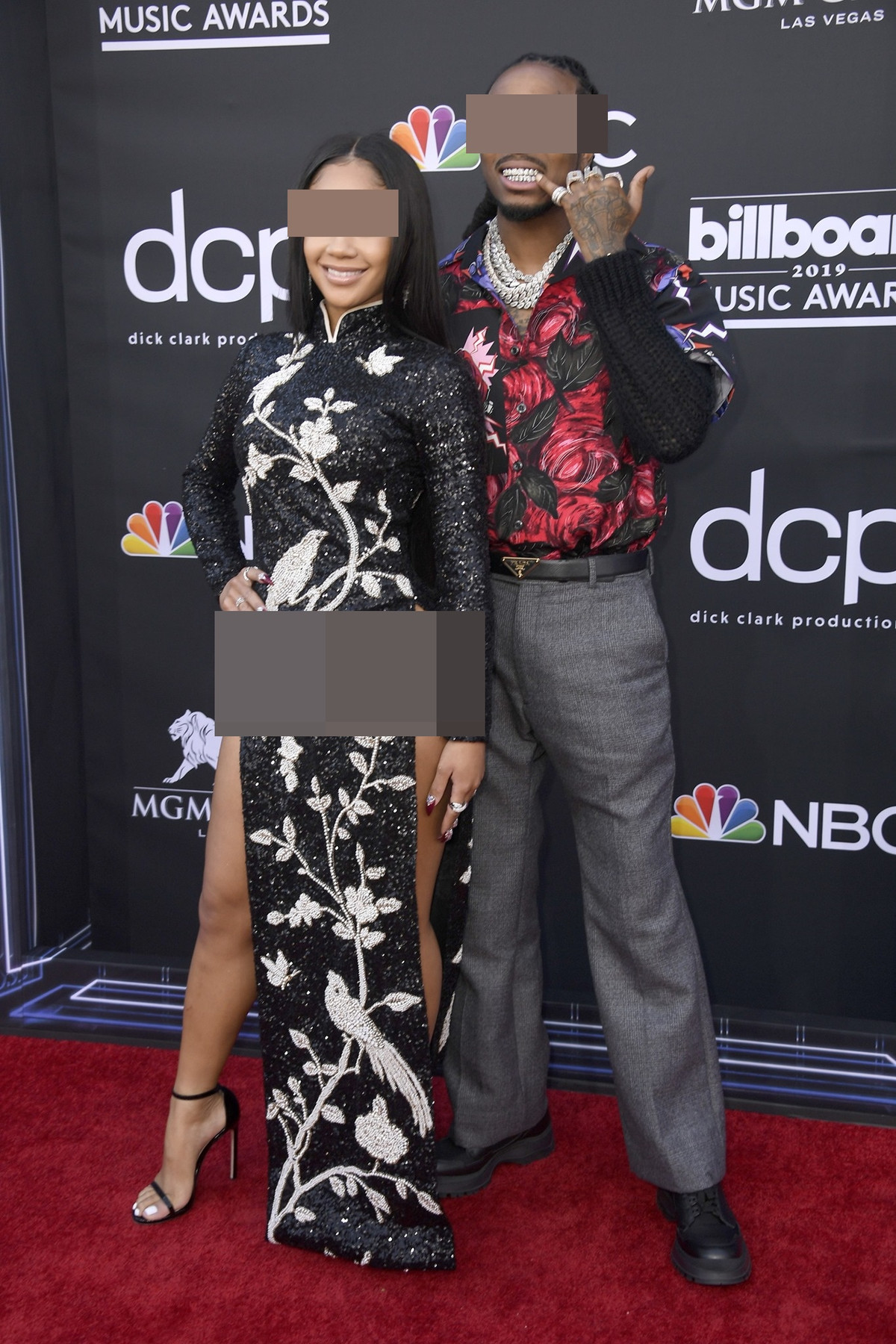 Kacey Musgraeves diện trang phục áo dài Việt Nam may theo phong cách truyền thống nhưng không có quần dài. Không chỉ vậy, trong những ảnh đưa lên trang cá nhân, cách nữ ca sĩ này tạo dáng quá đà càng khiến cho hình ảnh của Kacey Musgraeves trở nên lố bịch.