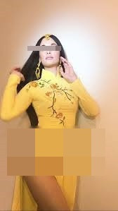 Bởi lẽ, áo dài vốn là trang phục truyền thống của dân tộc nhưng lại bị nữ người mẫu "biến tấu" để khoe thân.