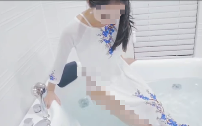 Có người diện áo dài với chiếc quần ngắn để có cơ hội khoe đôi chân nõn nà sau tà áo.