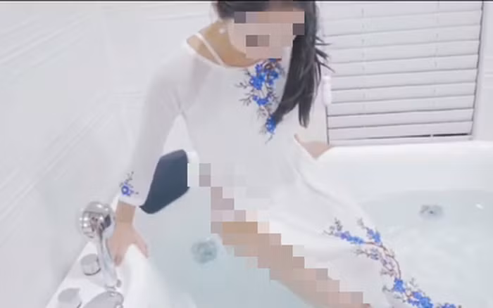 Có người diện áo dài với chiếc quần ngắn để có cơ hội khoe đôi chân nõn nà sau tà áo.