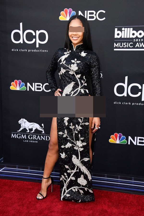 Trước đó, ca sĩ nhạc đồng quê từng đoạt giải Grammy 2019, Kacey Musgraeves, diện áo dài Việt Nam một cách phản cảm trong buổi diễn mới đây tại Texas (Mỹ), làm "dậy sóng" dư luận công chúng Việt.
