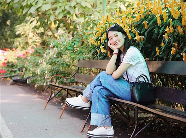 Khánh Vy vẫn học thêm đàn piano, guitar vào thời gian rảnh và vẫn ngày ngày đến trường, hoàn thành tốt năm cuối đại học.