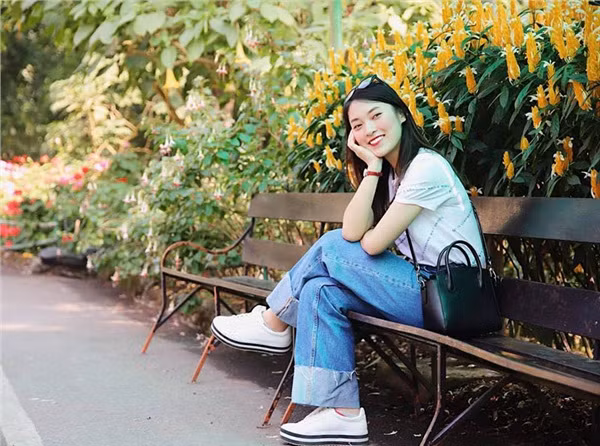 Khánh Vy vẫn học thêm đàn piano, guitar vào thời gian rảnh và vẫn ngày ngày đến trường, hoàn thành tốt năm cuối đại học.