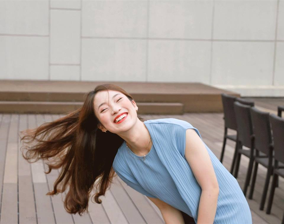 Hiện tại, Khánh Vy vẫn chăm chỉ học tiếng Anh vào mỗi tối. 9X thổ lộ mình vẫn tập đứng trước gương, hạ tông giọng, chỉnh cơ mặt để có thể làm tốt vai trò MC.