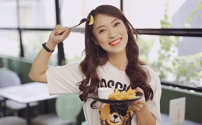 Nhiều người nói Khánh Vy là cô bé may mắn vì vừa xinh đẹp, giỏi giang, lại được hàng trăm nghìn người biết đến chỉ sau một clip. Với Vy, điều này không sai nhưng "nếu cứ may mắn mà là thành công, chắc mình chơi xổ số lâu rồi".