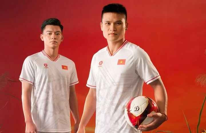 Bên cạnh đó, bộ sưu tầm áo đấu mới dành cho tuyển Việt Nam do nhãn hàng Jogarbola cung cấp thể hiện niềm tự hào dân tộc, khát vọng chinh phục đỉnh cao bất chấp thử thách cùng sự gắn bó, đoàn kết để trở nên bất bại trước mọi đối thủ". Bà Cao Vân - Giám đốc nhãn hàng Jogarbola Việt Nam cho biết thêm.