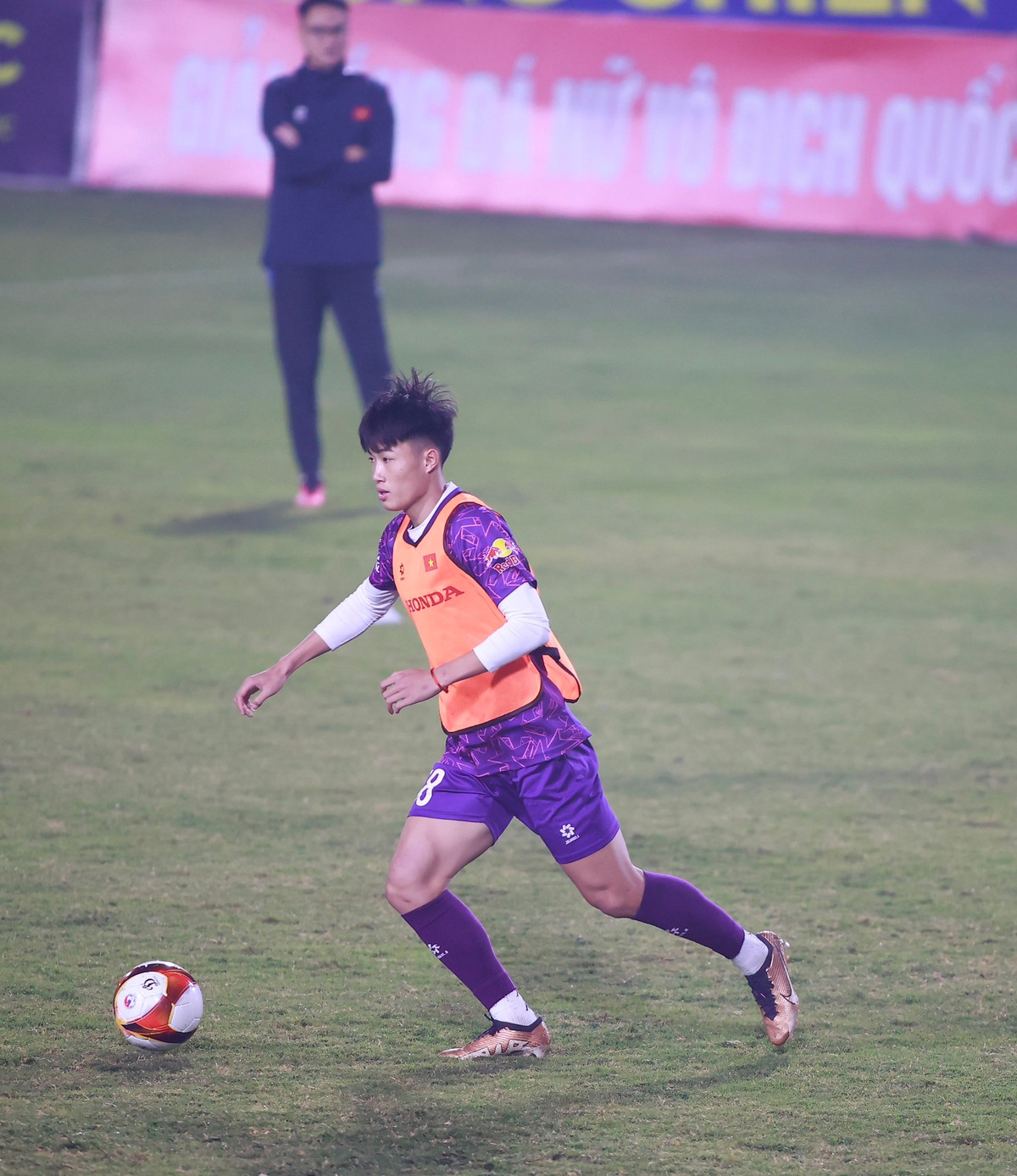 Chiếc áo tập màu tím được các cầu thủ U23 Việt Nam mặc vào những buổi tập thời gian gần đây.