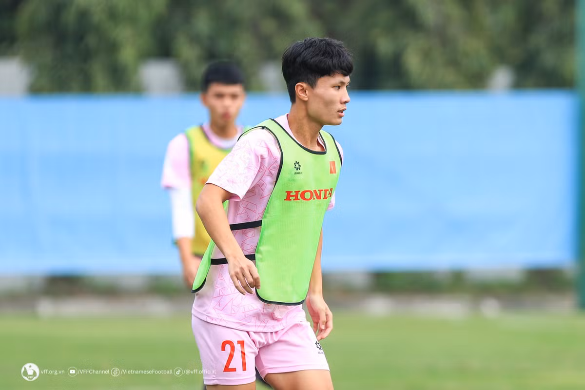 Mẫu áo tập màu hồng trông vô cùng trẻ trung được hàng Jogarbola mang tới cho đội tuyển Việt Nam.